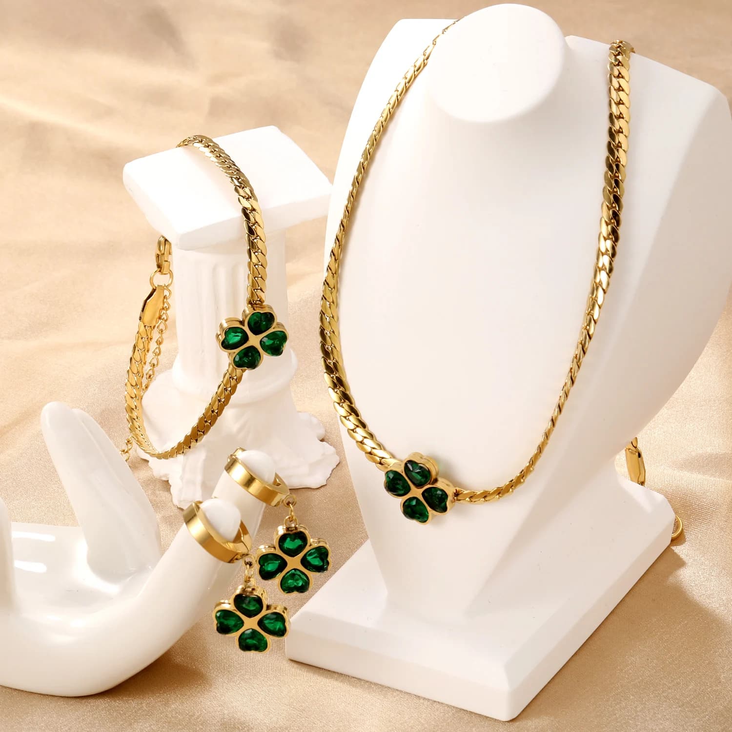Ensemble de bijoux tendance de luxe léger avec collier, bracelet et boucles d'oreilles en zircon inc