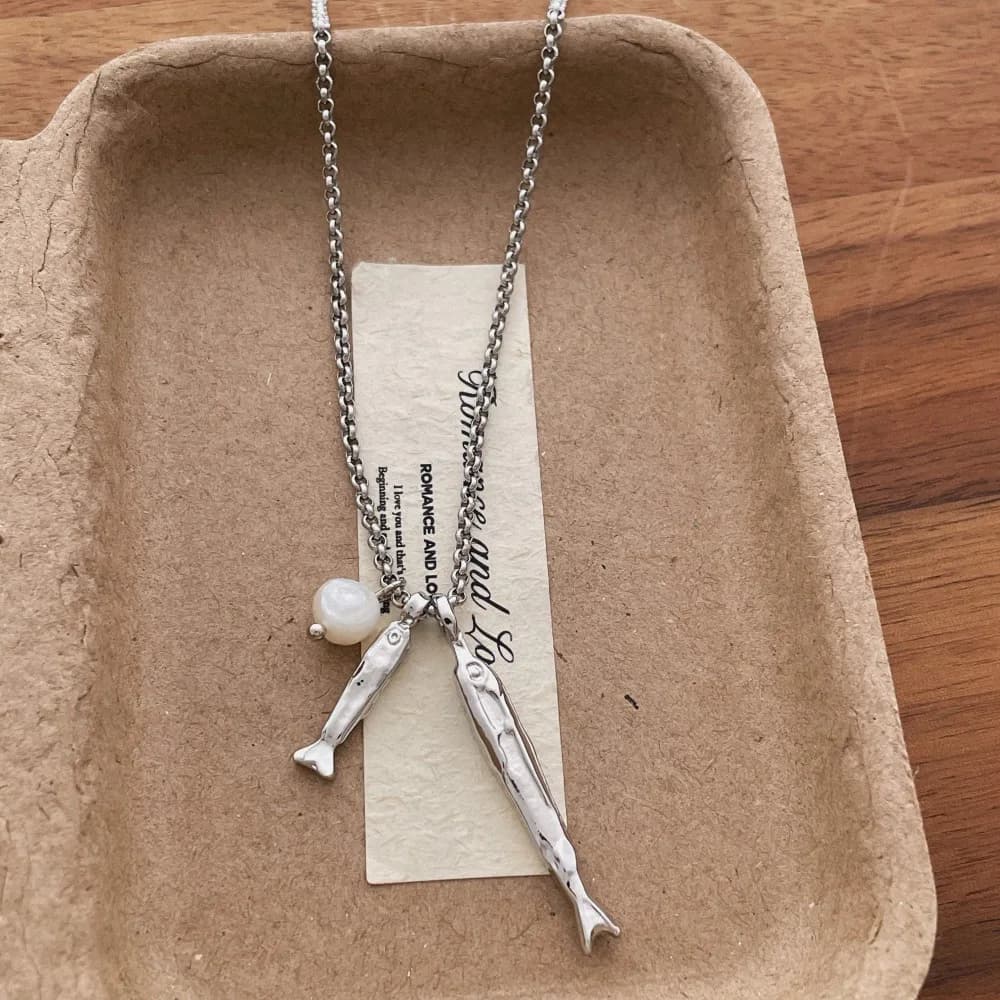 Collier Pendentif Minimaliste Vintage Texturé Double Poisson Perle Baroque pour Femme, Bijou Animal 