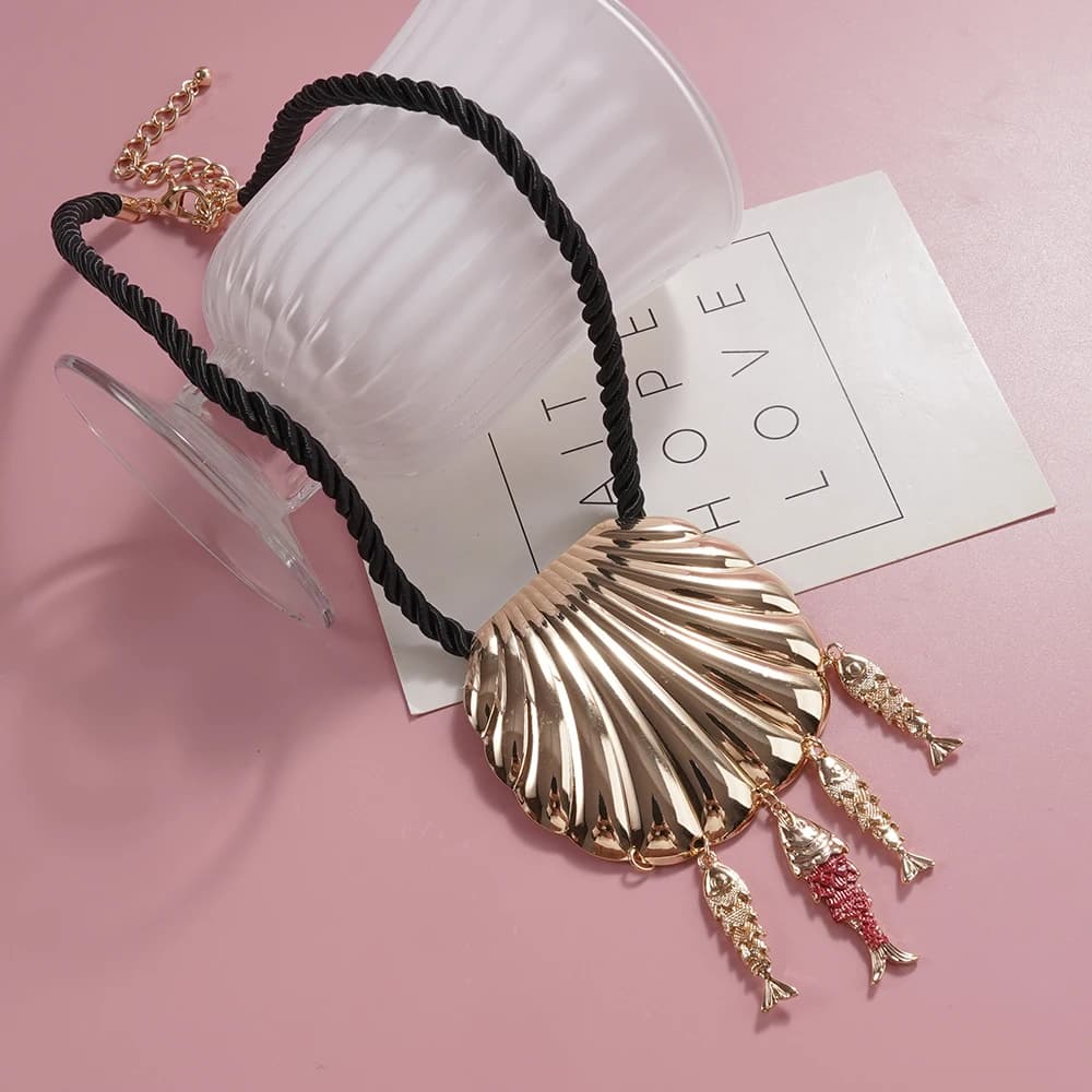 Collier en cordon noir avec breloque coquille et poisson, bijoux de Style côtier rétro pour un look 