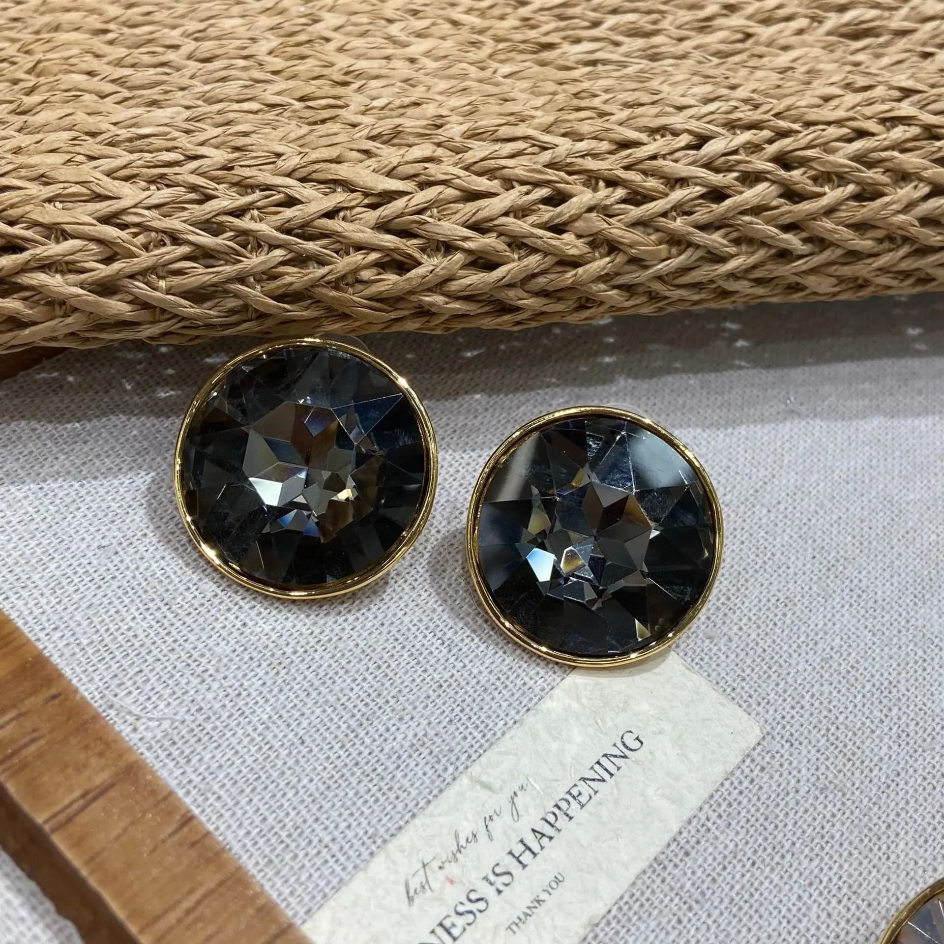 Boucles d'oreilles clous rondes en cristal facetté pour femme, bijoux de mode, accessoire tendance 2