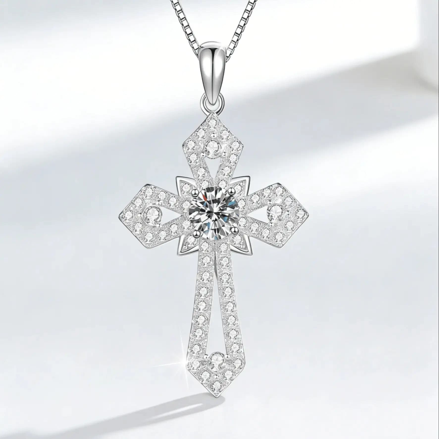Collier croix élégant et raffiné avec un design en moissanite de 0,5 carat en argent sterling 925.