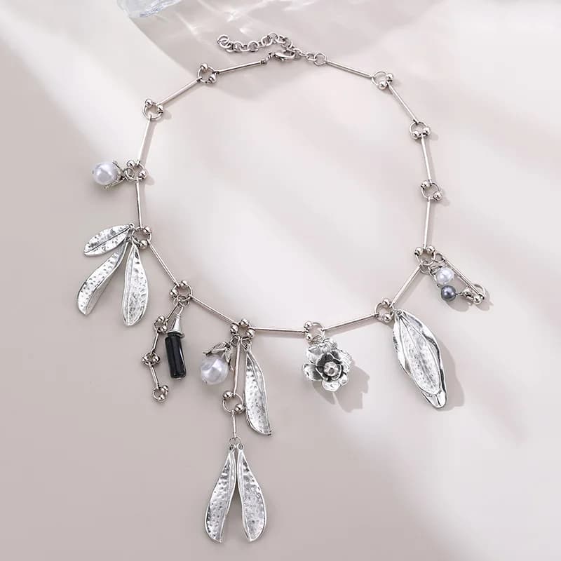 Collier vintage à plusieurs pendentifs en forme de feuilles et de fleurs – Accents de perles audacie
