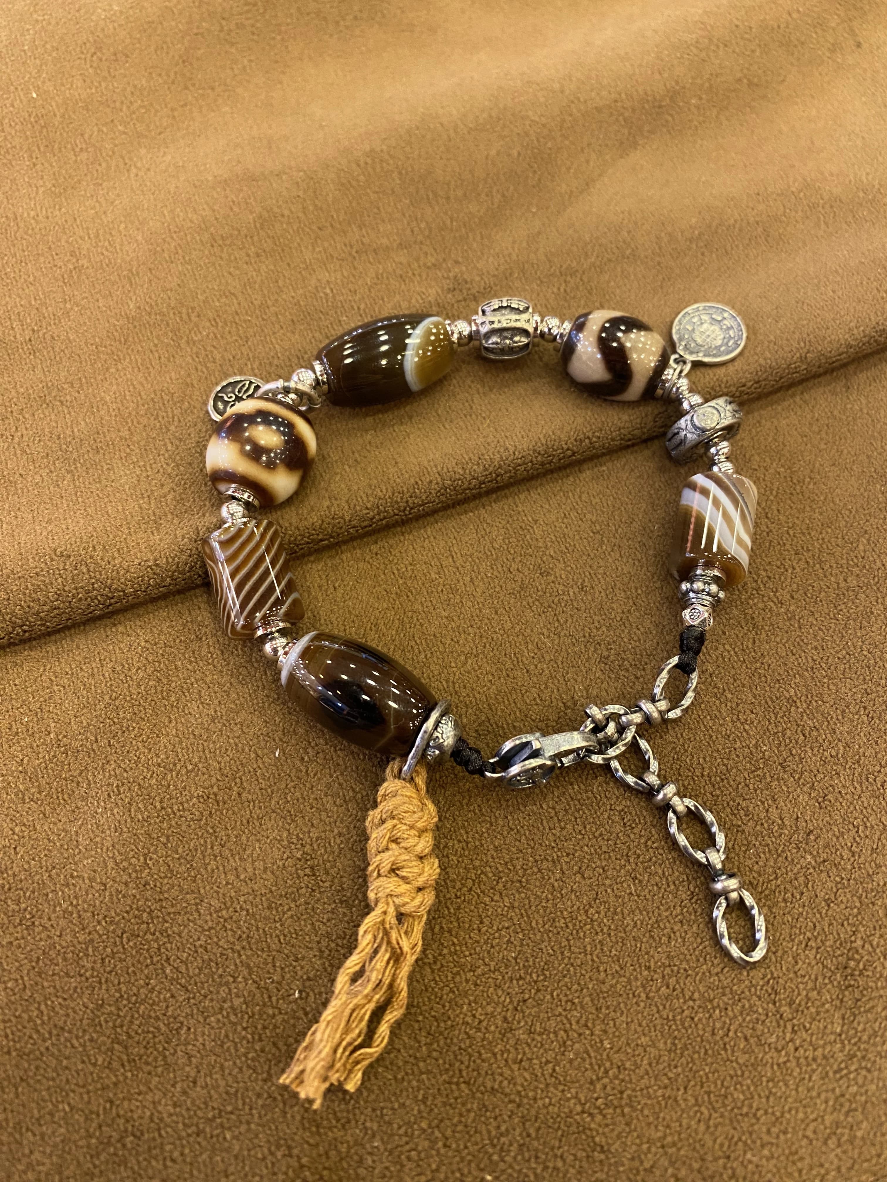 Bracelet en agate avec perles Dzi tibétaines et pompon