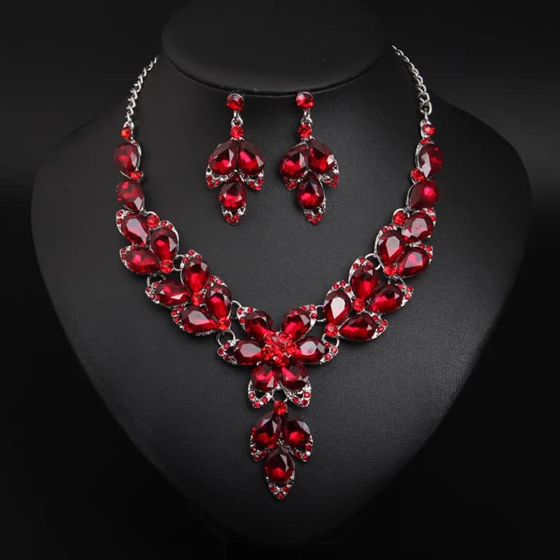 Ensemble collier et boucles d'oreilles de style pétale de fleur sertis de diamants. Bijoux imperméab