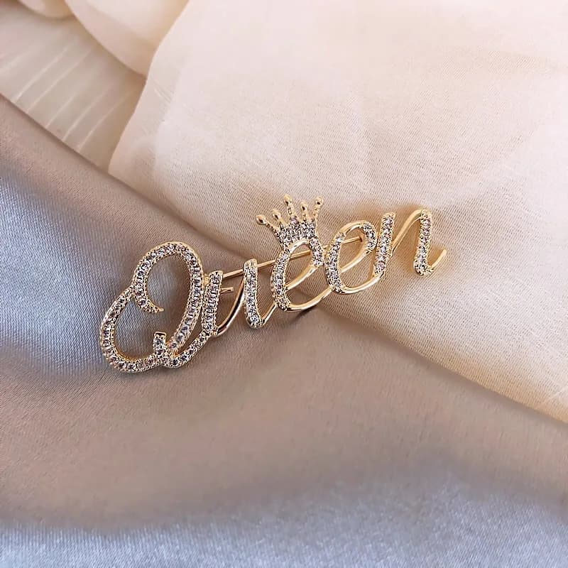 Broches de luxe en strass pour femmes, vêtements élégants, robe, lettre reine, bijoux cadeaux d'anni