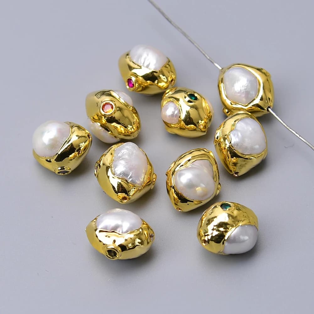 APDGG 10 Perles Keshi blanches cultivées, pavées de zircons multicolores, plaquées or, perles interc