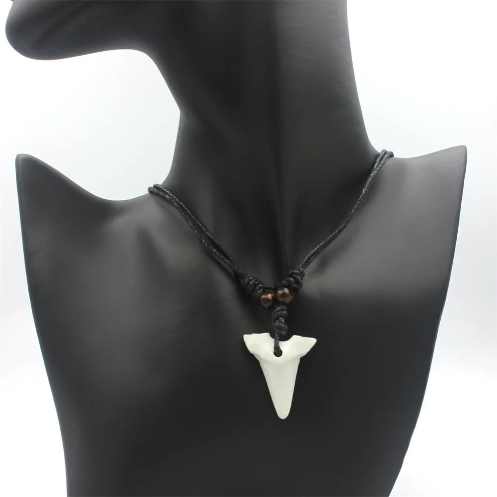 Collier en forme de dent de requin sculpté, Imitation d'os, pendentif amulette de dents blanches, bi