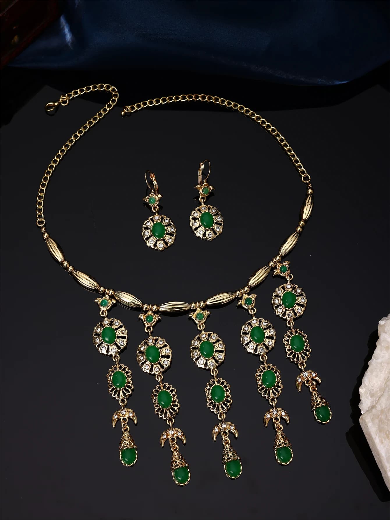 1 ensemble de bijoux rétro de style palais pour femmes, collier et boucles d'oreilles incrustés de p
