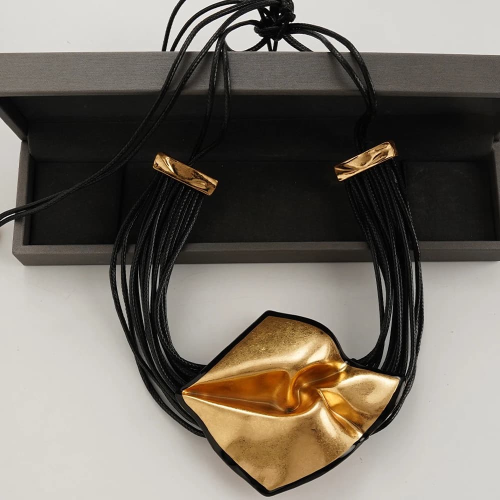 Collier de déclaration en cordon tressé noir avec pendentif géométrique texturé doré, accessoire de 