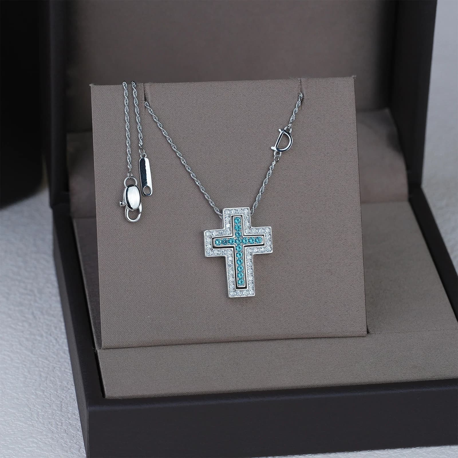 Collier croix en argent sterling 925 de 20*26 mm. Le design est mis en valeur par la rare tourmaline