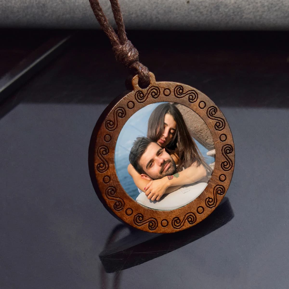 Collier personnalisé en bois avec pendentif photo sur chaîne en corde – Cadeau idéal pour couples et