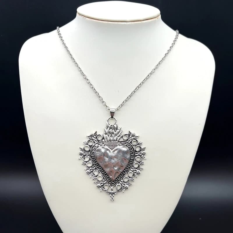 Coeurs sacrés flamboyants, Corazon sacré flamboyant, coeurs ex-votos, collier Milagros mexicain, col