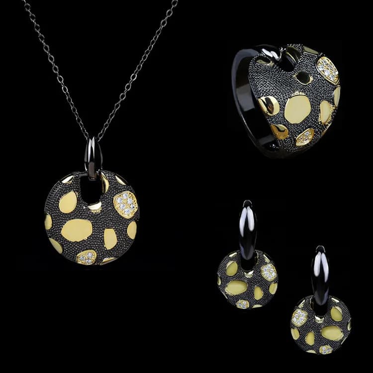 Ensemble de bijoux géométriques classiques, bague, collier, boucles d'oreilles rondes, bijoux de fêt