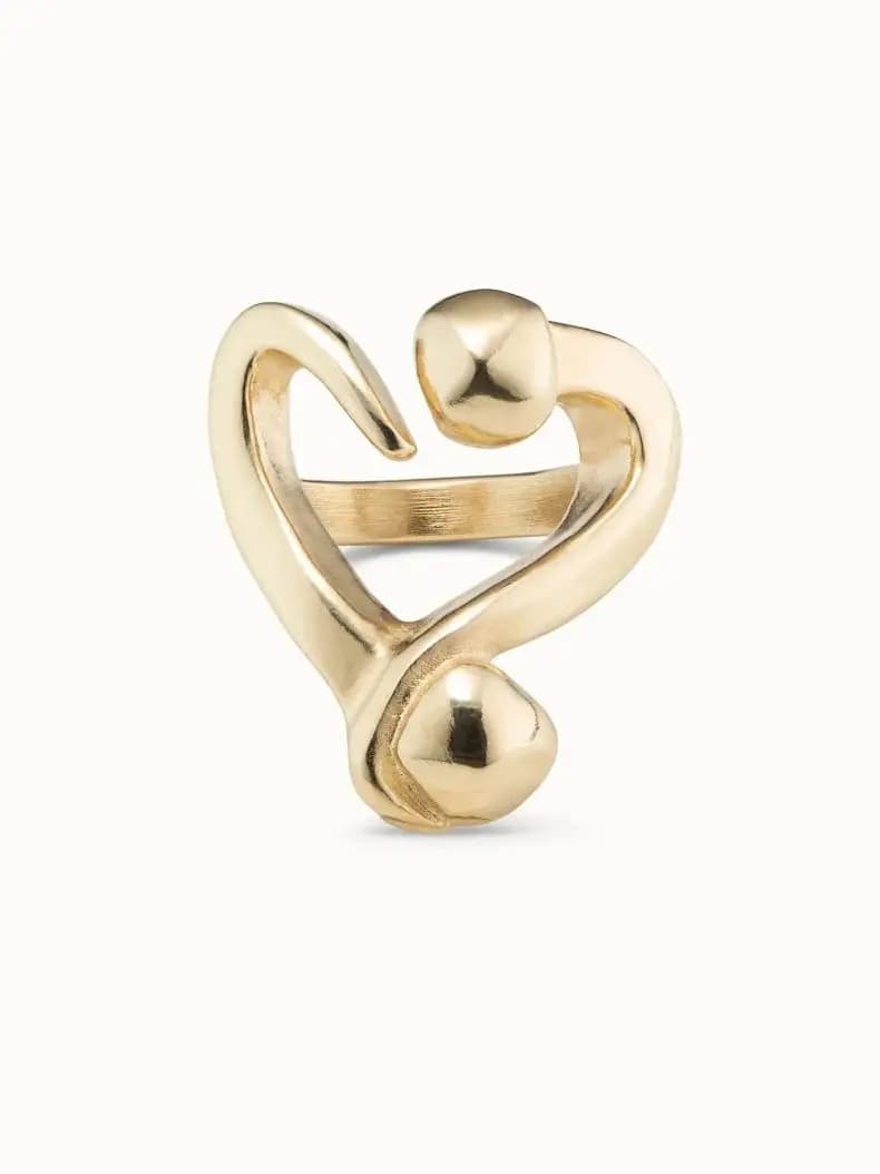 Bague d'art dorée en forme d'amour : une gros plan de bijoux romantiques de style métal avec un sens