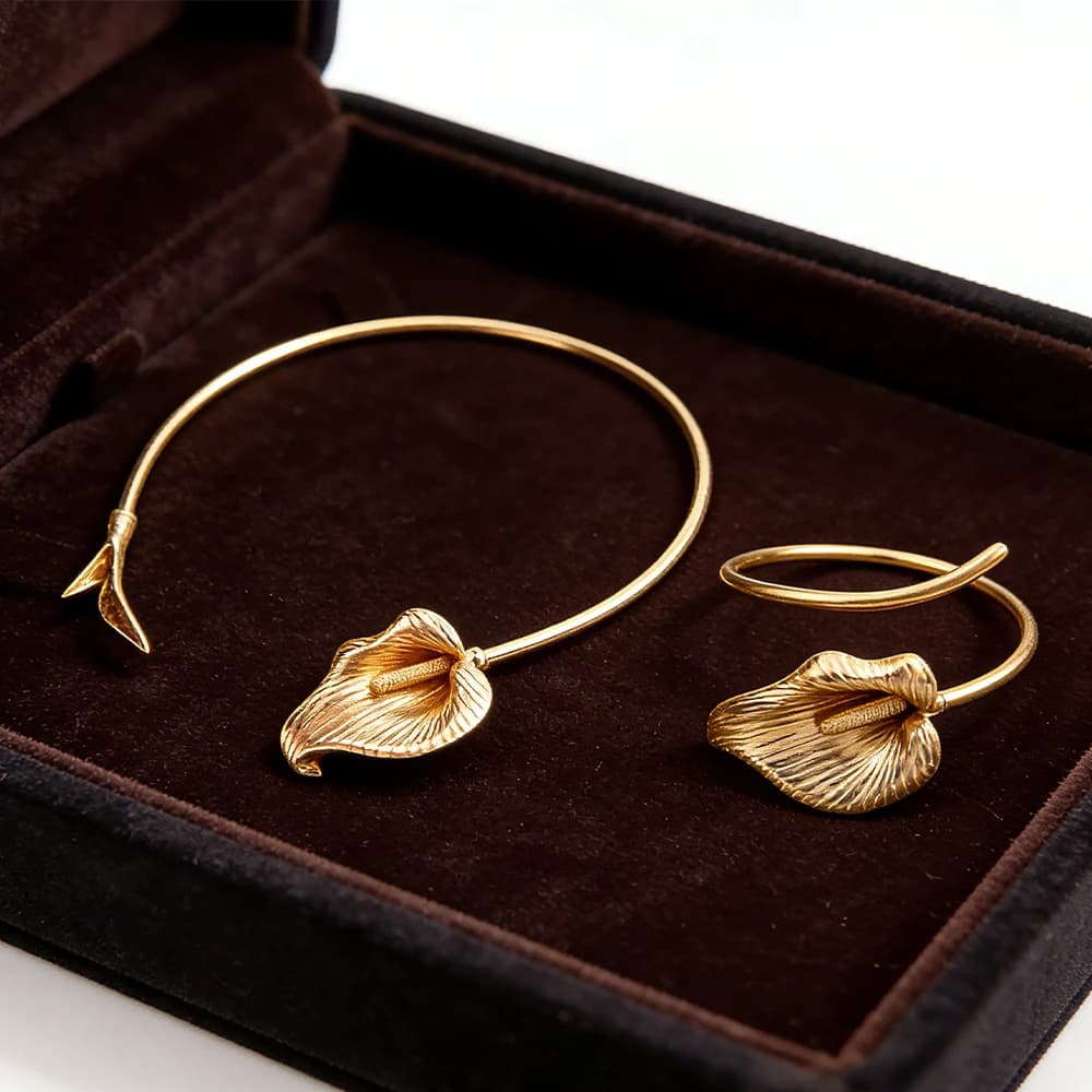 Parure de bijoux Lys Calla doré - Collier ras-du-cou ouvert et bracelet ajustable - Accessoire flora