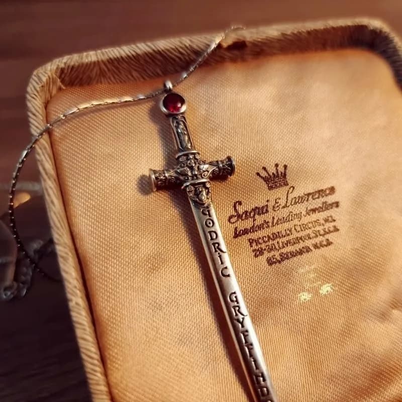 Collier pendentif en cuivre pierre rouge artificielle épée Gryffondor