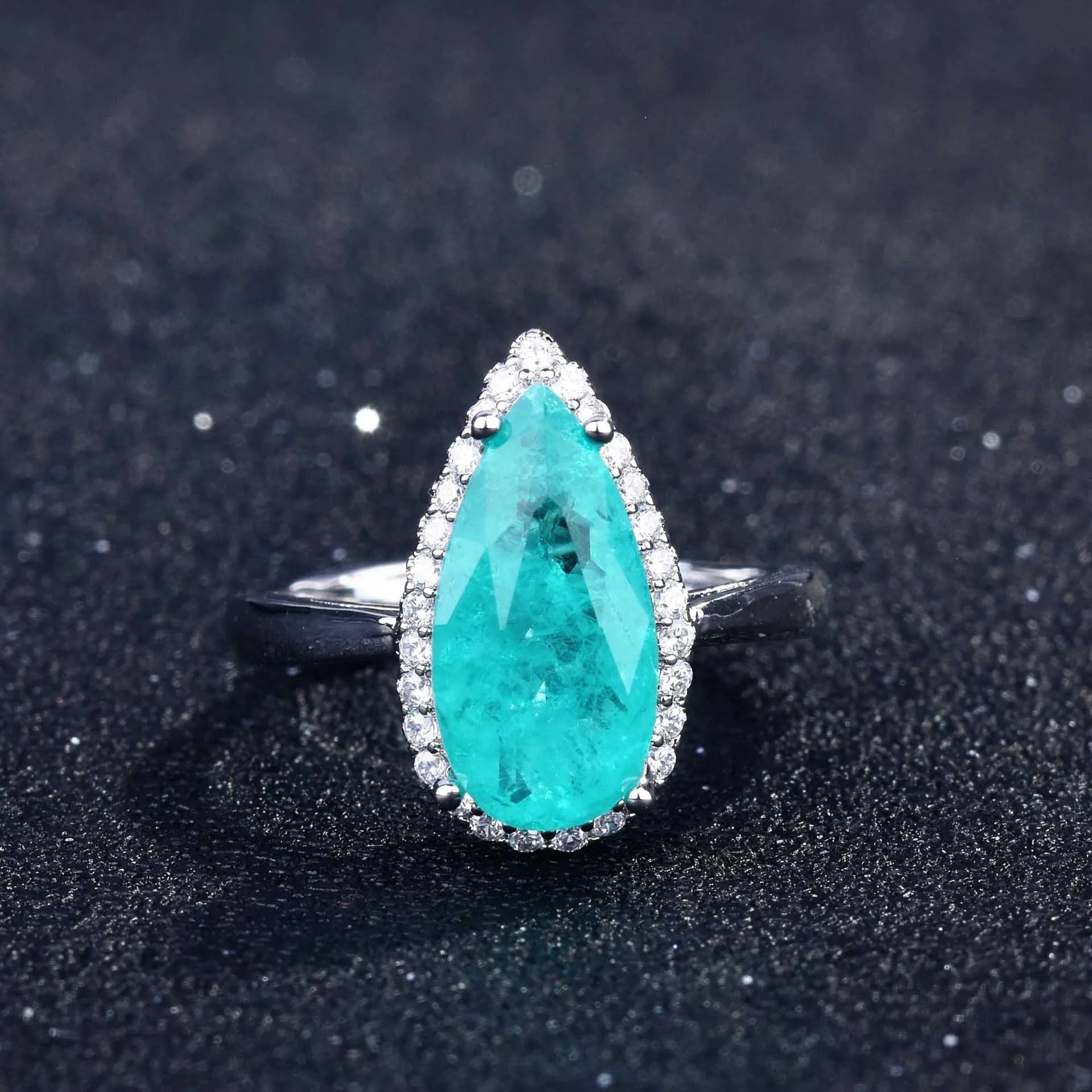 Un ensemble de bijoux en argent luxueux de forme géométrique avec pierres précieuses Parairaite pour