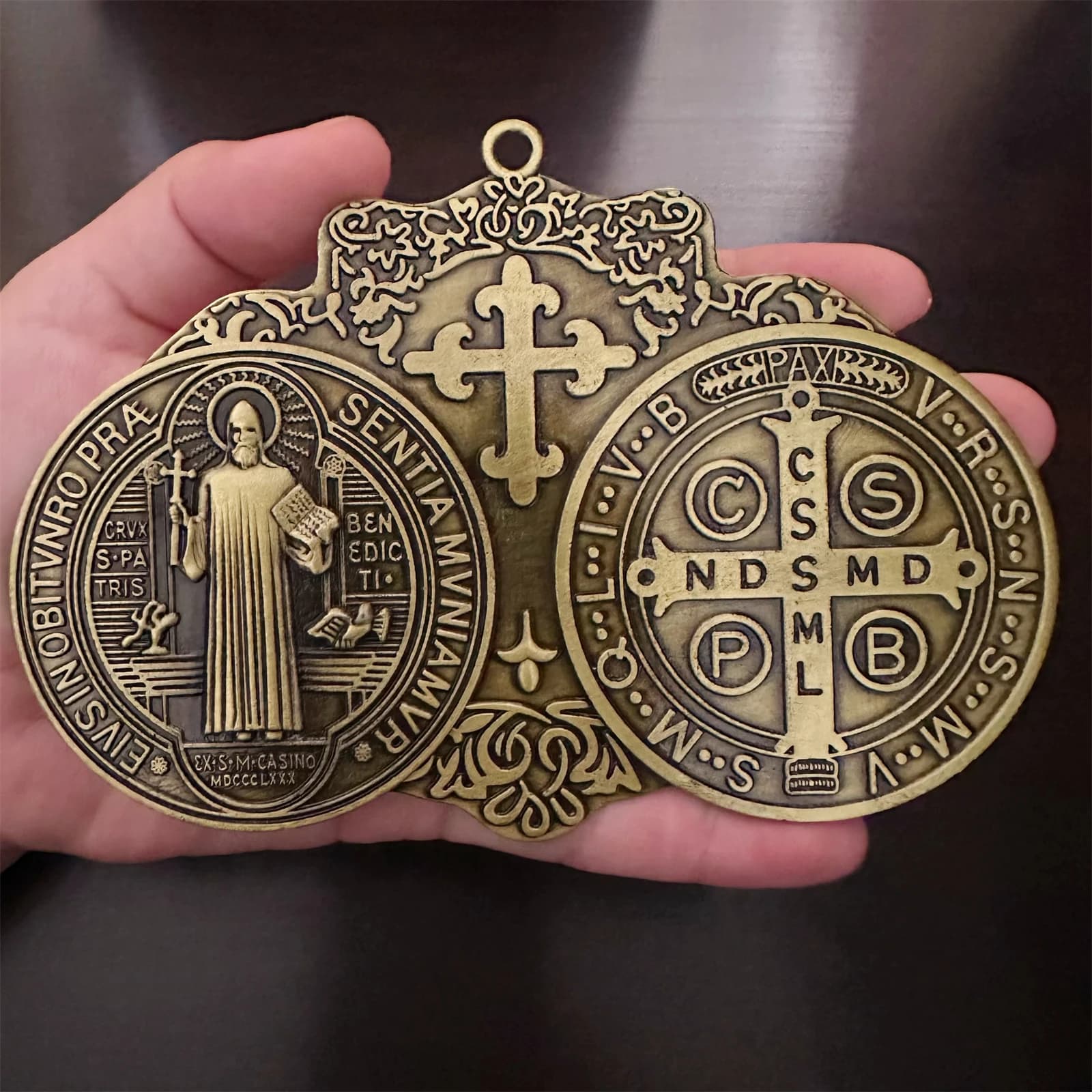 EXTRA GRANDE 5.7X4 POUCES ST BENEDICT CROSS MEDAL VINTAGE finition ton laiton pour l'affichage mural