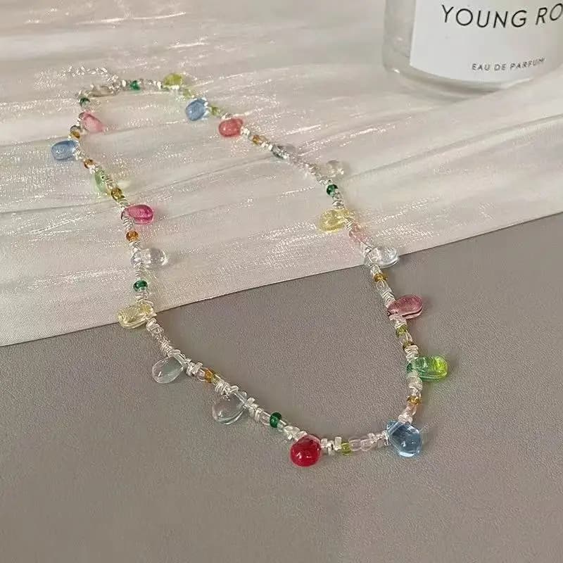 Collier perlé coloré au design minimaliste, simple, élégant et tendance, avec un style délicat et un