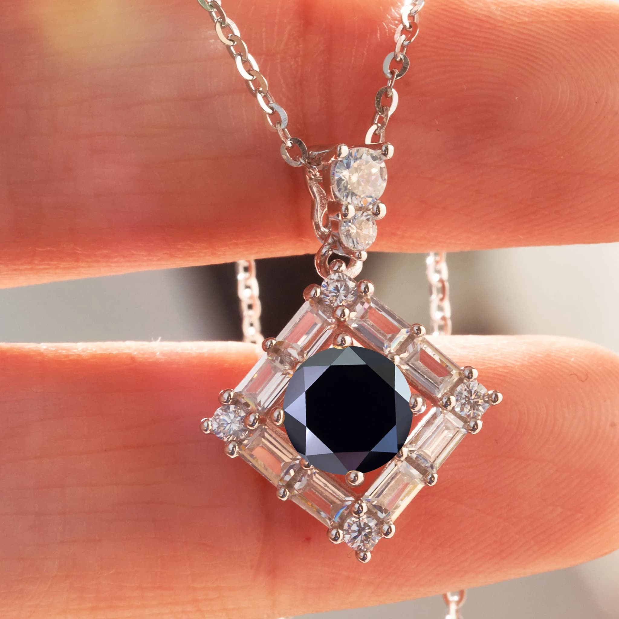 Collier Moissanite avec Pendentif Rond Plaqué Or Blanc 18K, Bijou Fin Ajustable en Argent Sterling 9