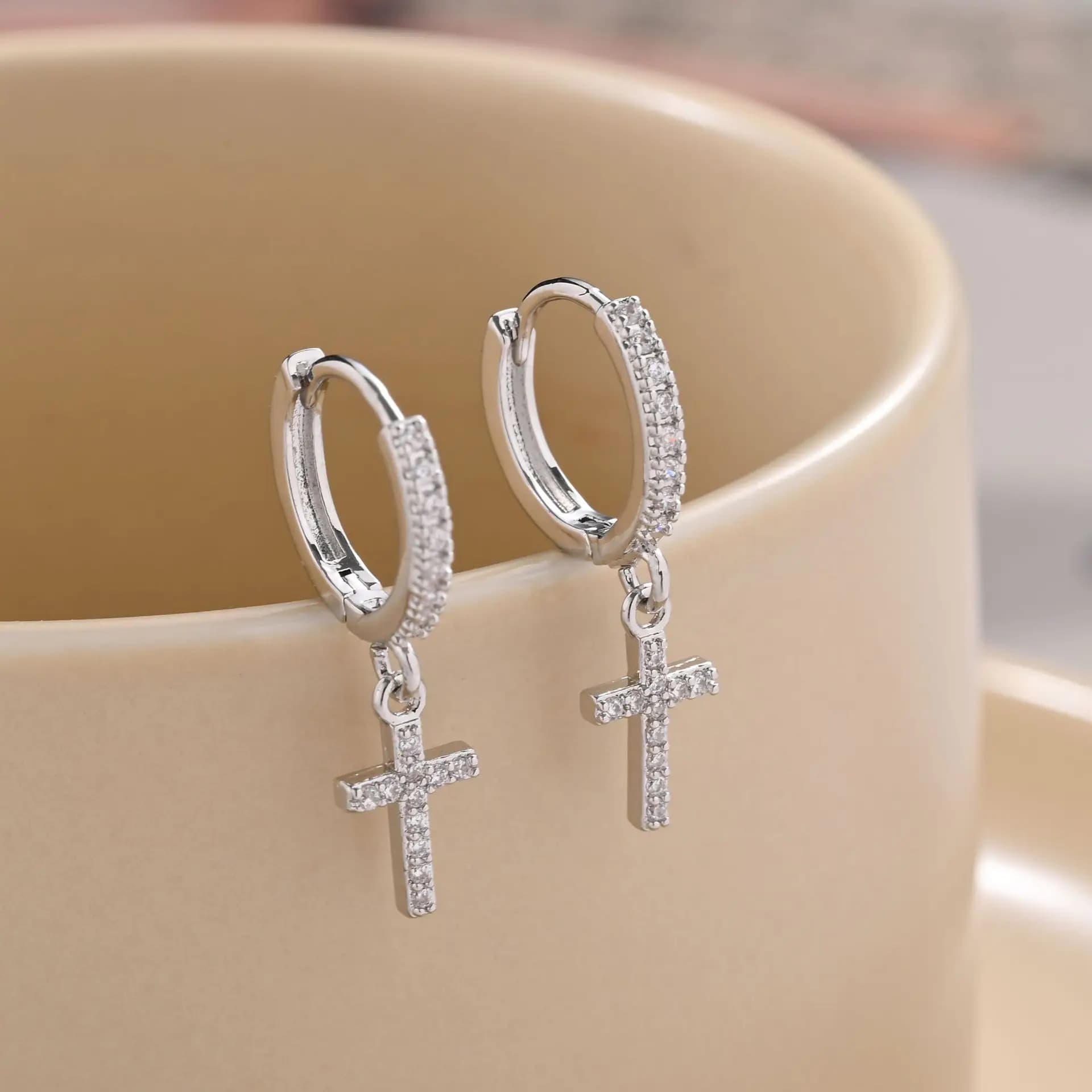 Boucles d'oreilles croix hip-hop pour hommes et femmes, boucles d'oreilles croix en métal incrustées
