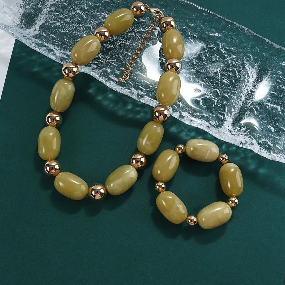 Ensemble de bijoux en perles olive pâle, collier et bracelet, accessoire chic et tendance pour un br