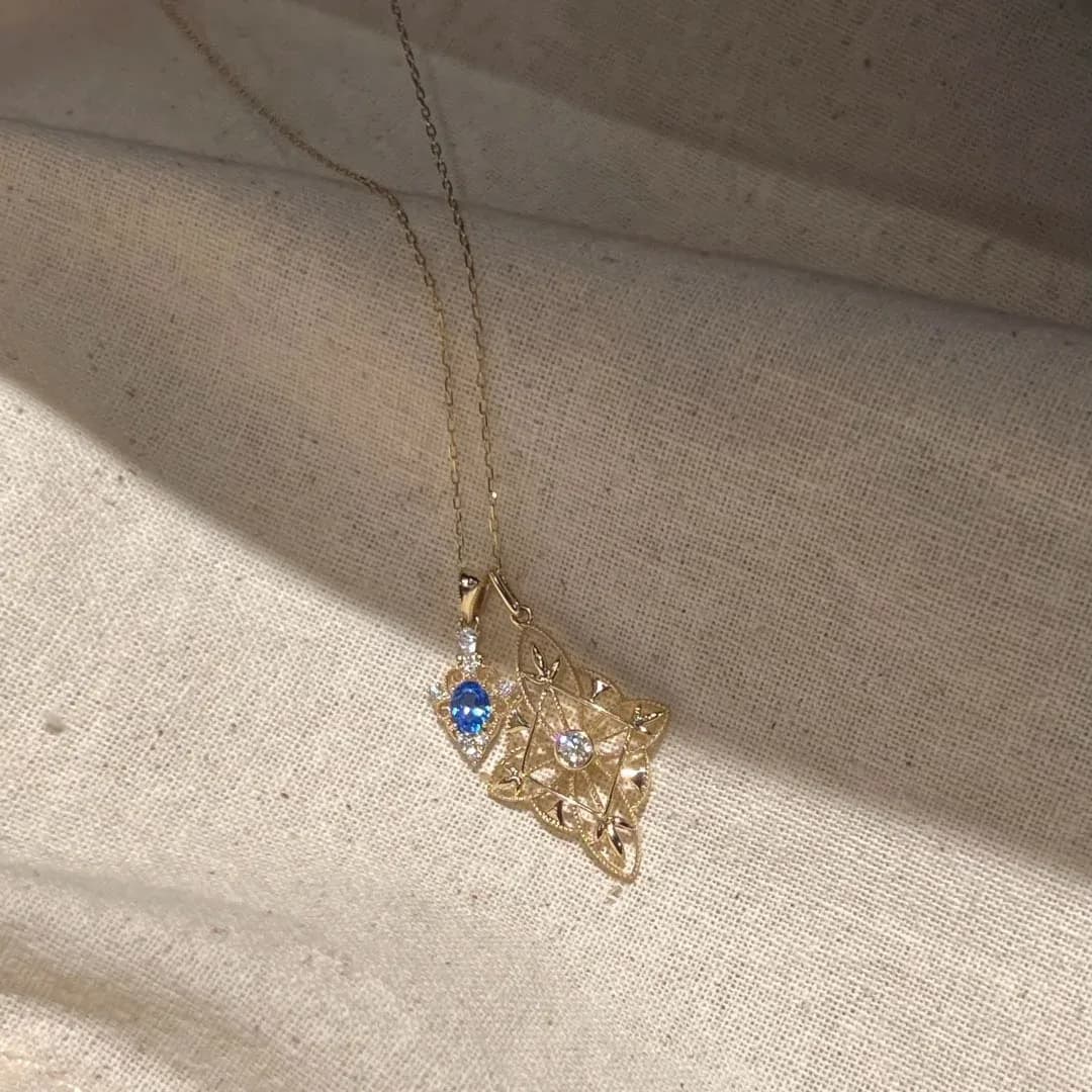 Collier créatif de luxe léger, pendentif feuille ajouré rêveuse, incrusté d'étoiles en diamant bleu,
