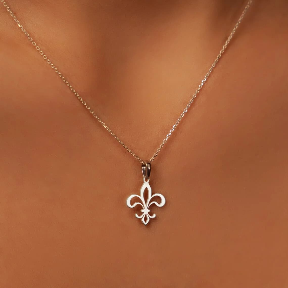 Pendentif de collier Fleur de lis exquis en argent sterling plaqué or, charme Fleur de lis unique, c