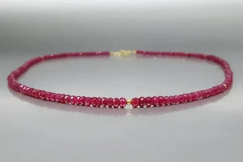 Collier de perles rondes à facettes en rubis rouge naturel (4-2 mm)