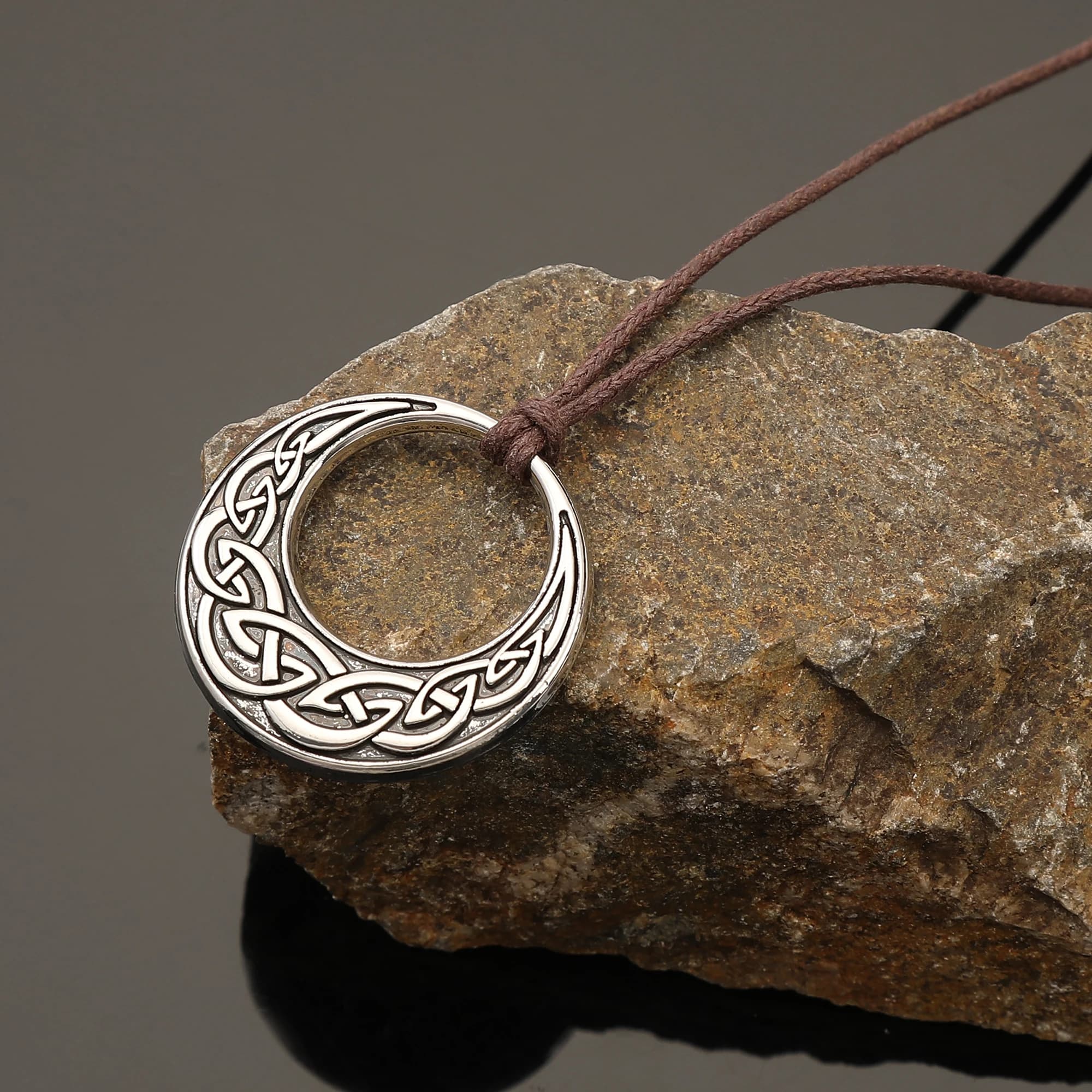 Collier pendentif rond à nœud celtique rétro Viking, collier réglable en cuir Pu, bijoux de style sc