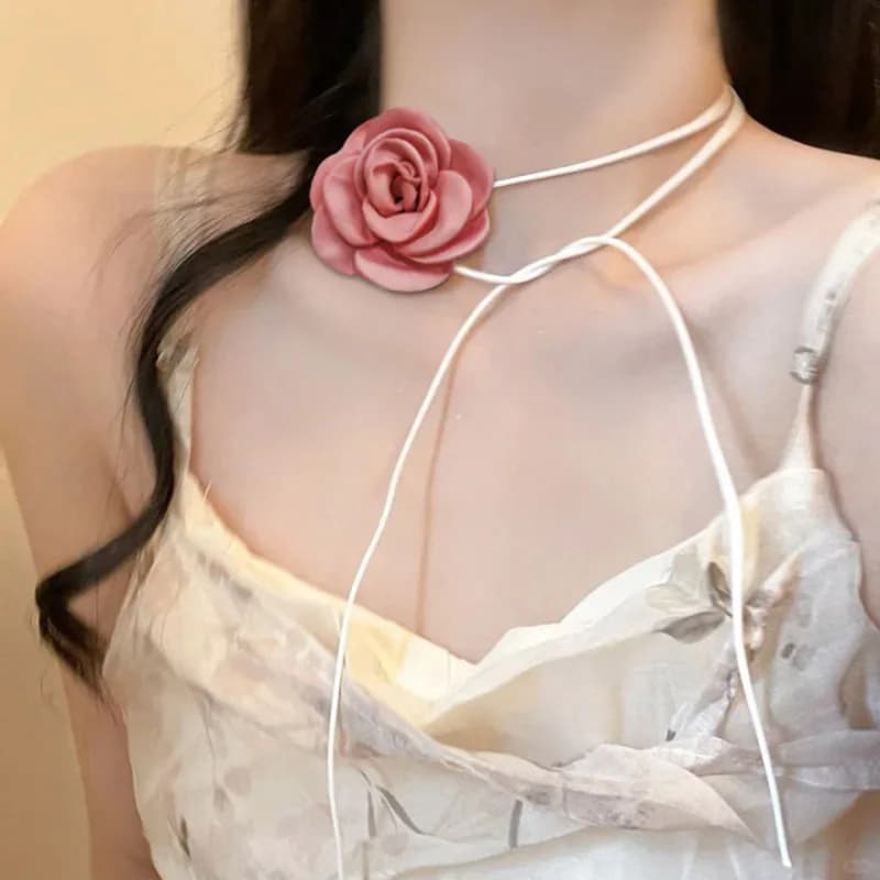 Collier floral noir et blanc avec rose pour femme, élégant pendentif en cristal, idéal pour le quoti