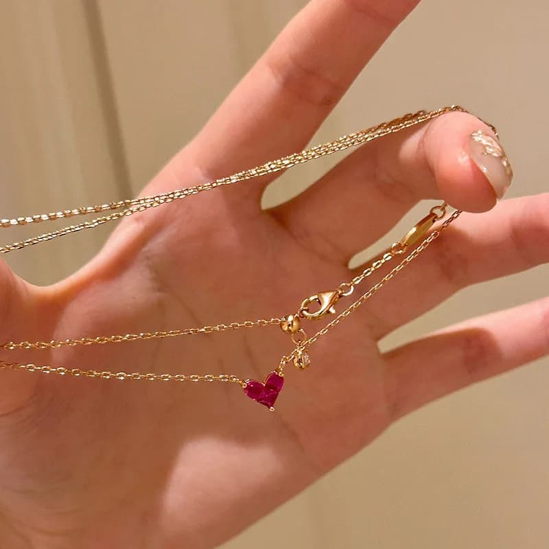 Collier de luxe léger rétro haut de gamme en forme de cœur rubis, pendentif design simple, chaîne de