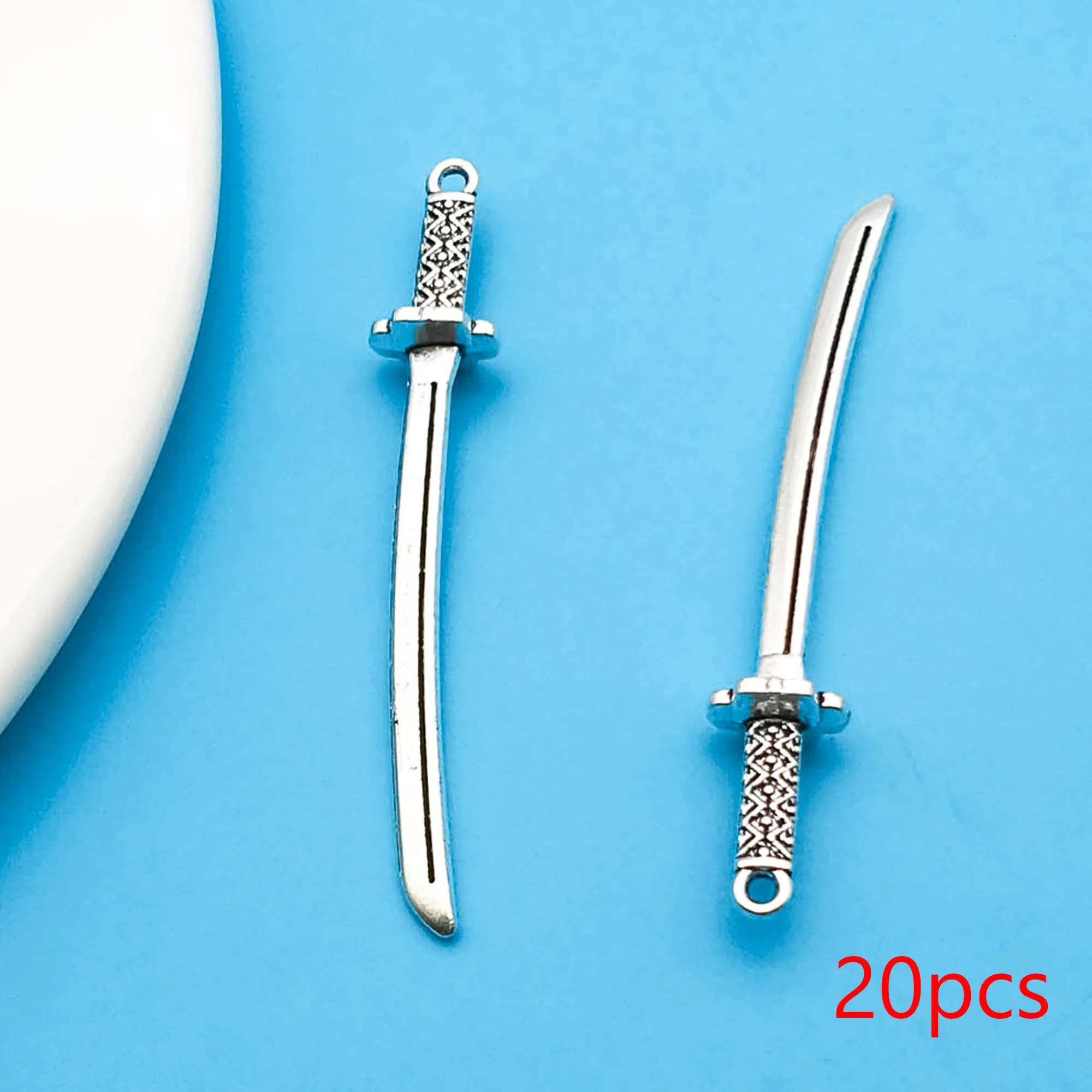 Breloques antiques en forme d'épée de chevalier argenté, 20 pièces, pour la fabrication de bijoux, a