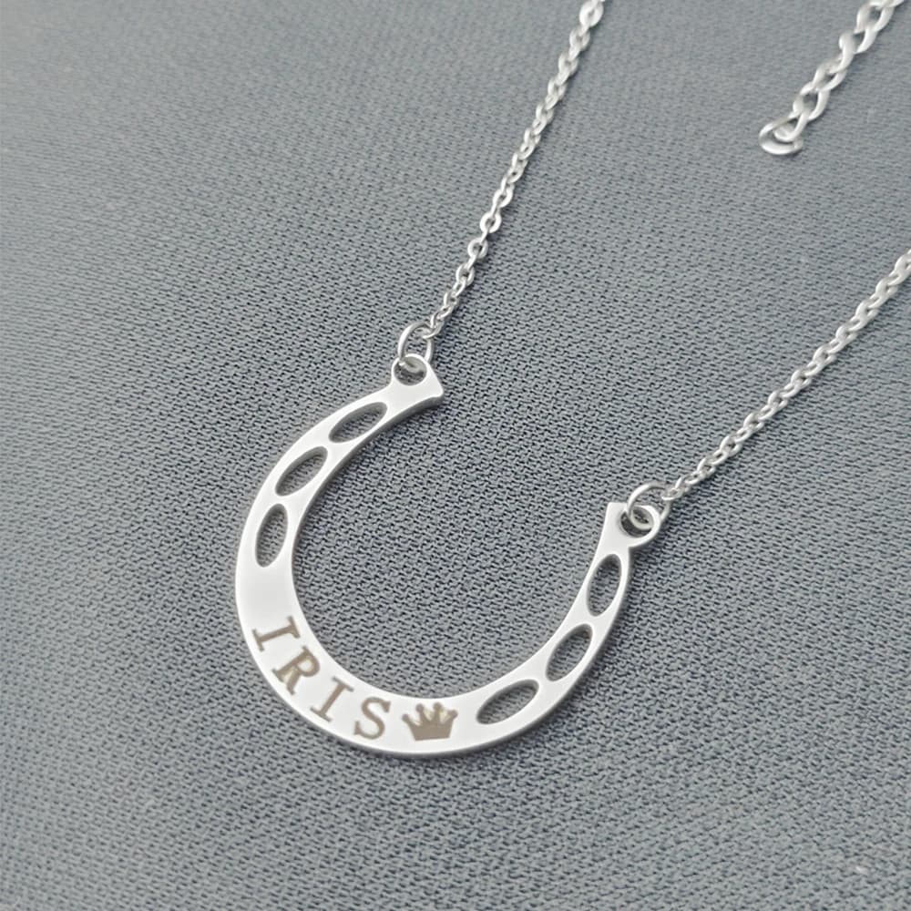 Collier pendentif fer à cheval en acier inoxydable avec nom de personnalité, bijoux à la mode, cadea