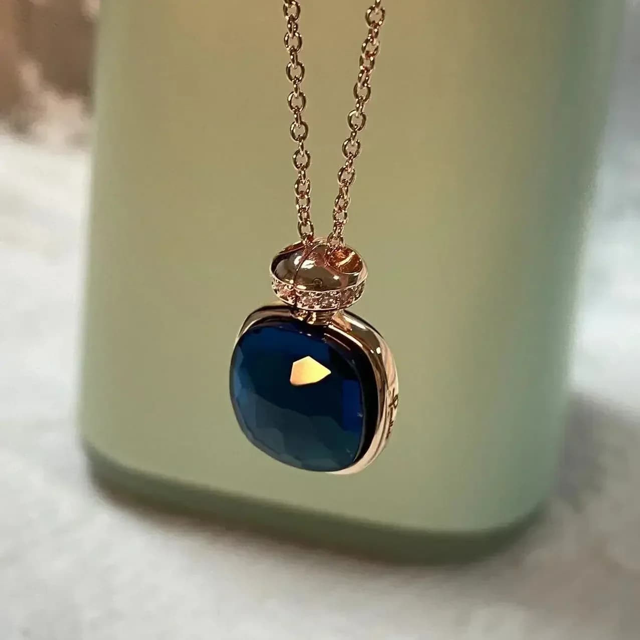 Collier pendentif élégant en forme de flacon de parfum topaze bleu clair pour femme, design classiqu