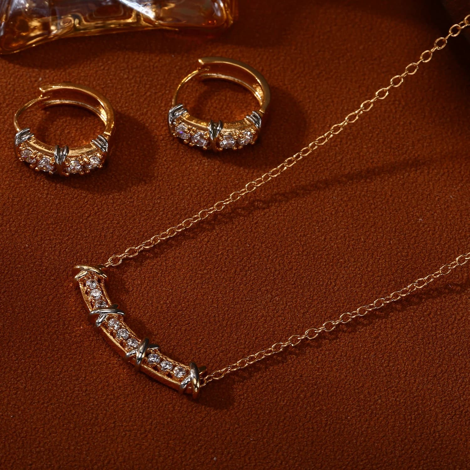 Parure de luxe bicolore dorée avec barre en X, collier et boucles d'oreilles à barre incurvée en zir