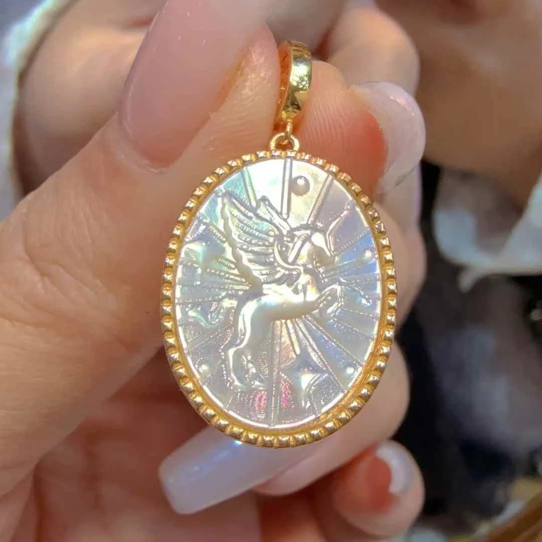 Pendentif Pegasus incrusté d'argent avec coquille papillon de mer profonde, boucle universelle ultra