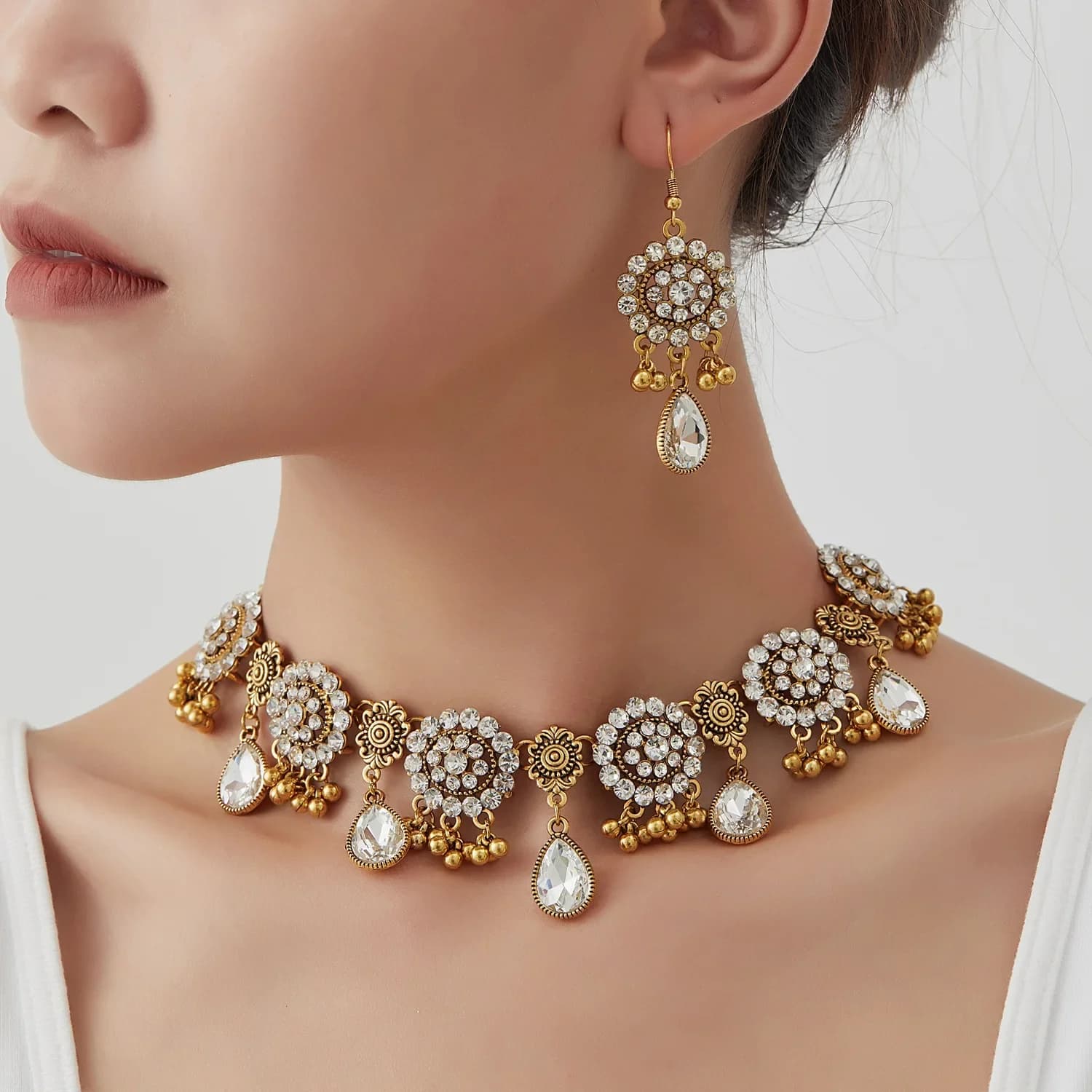Ensemble de boucles d'oreilles et collier et boucles d'oreilles en diamant ethnique rétro à la mode,