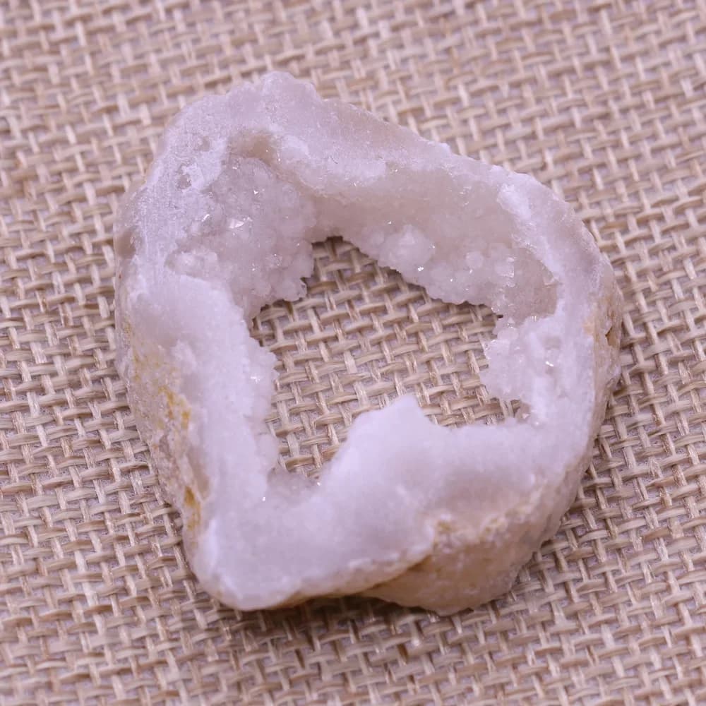 Pierre naturelle d'agates blanches, tranche de quartz, grappe de cristaux minéraux, cristal de guéri