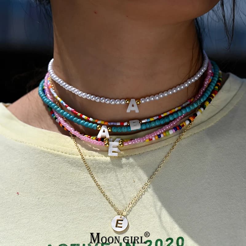 Collier ras du cou bohémien en perles pour femmes, pendentif initial 26 lettres, chaîne, à la mode, bijoux en perles de coquillage, accessoires Boho