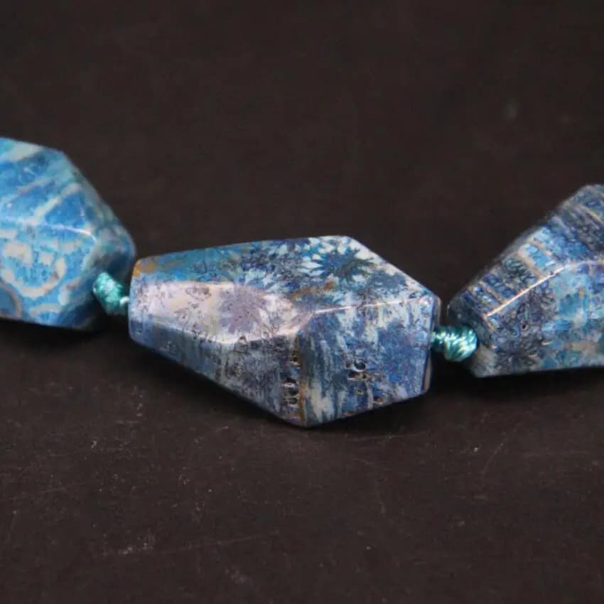 Perles de pépite à facettes en pierre de chrysanthème bleu