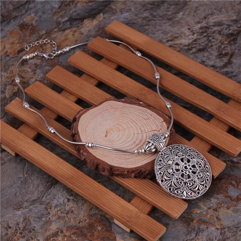 Bijoux tibétains Vintage argent plaqué bohème creux sculpté pendentifs ronds colliers chaîne colliers pour femmes Bijouterie Femme