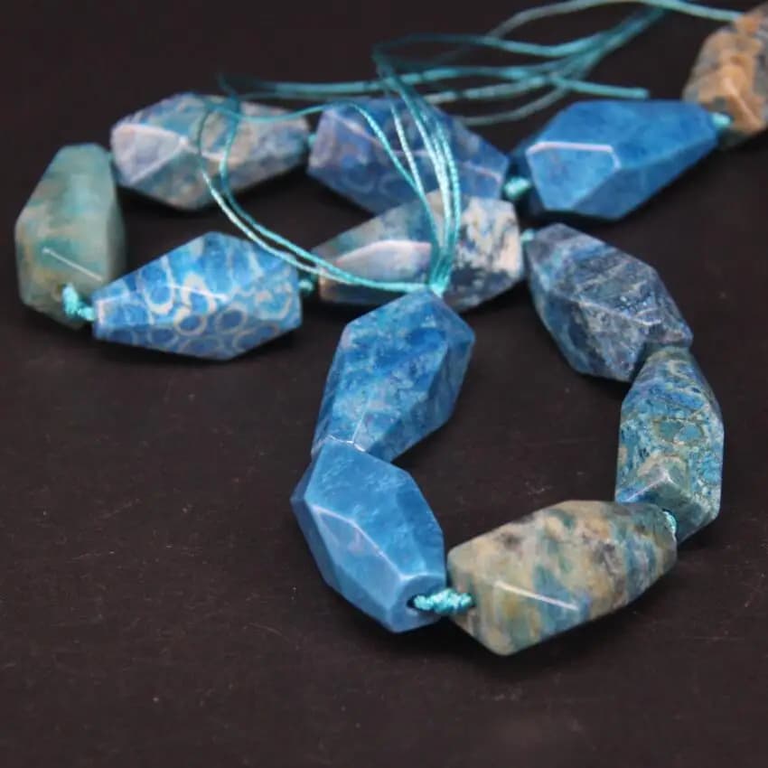 Perles de pépite à facettes en pierre de chrysanthème bleu