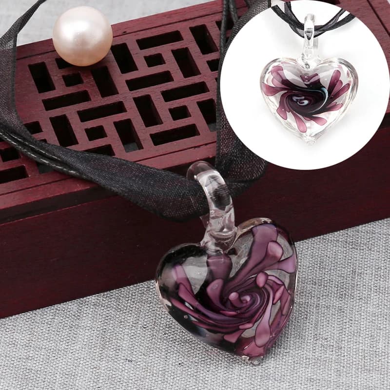 Collier pendentif en verre de Murano, chaîne de ruban de fleurs de coeur violet