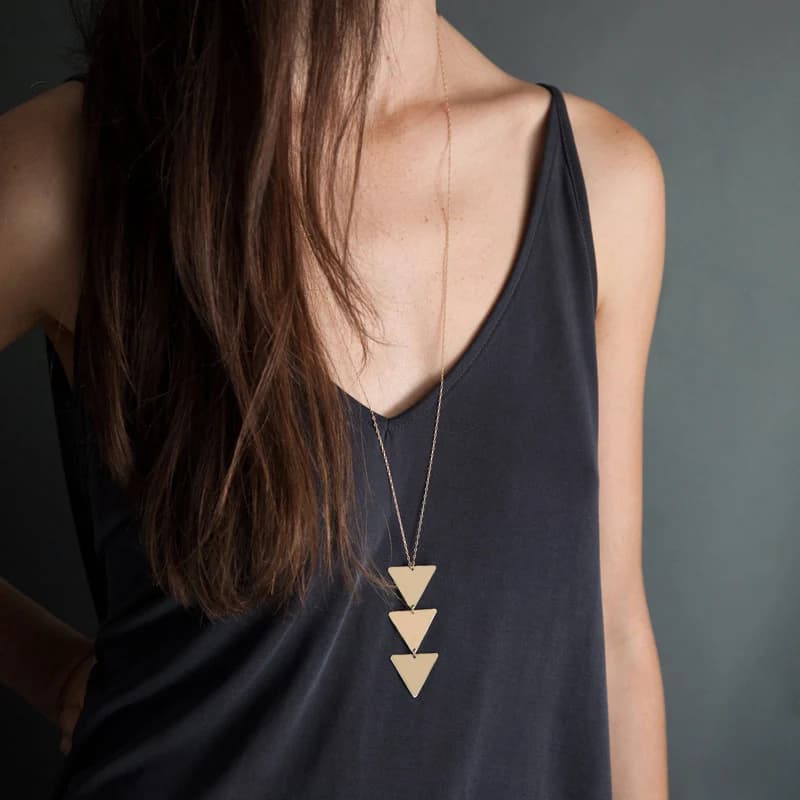 Collier à la mode pour femmes, longue chaîne en métal, triangle lisse, une pièce, pendentif, accessoires esthétiques, cadeau de cou, vente en gros