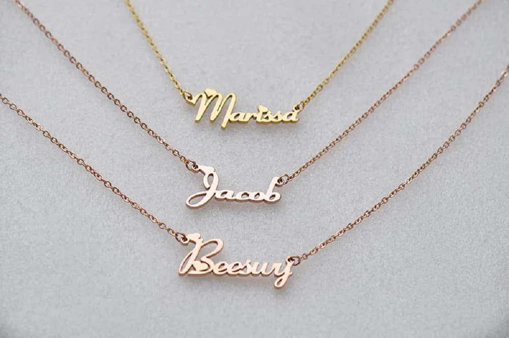 Collier avec nom personnalisé en or pour femmes