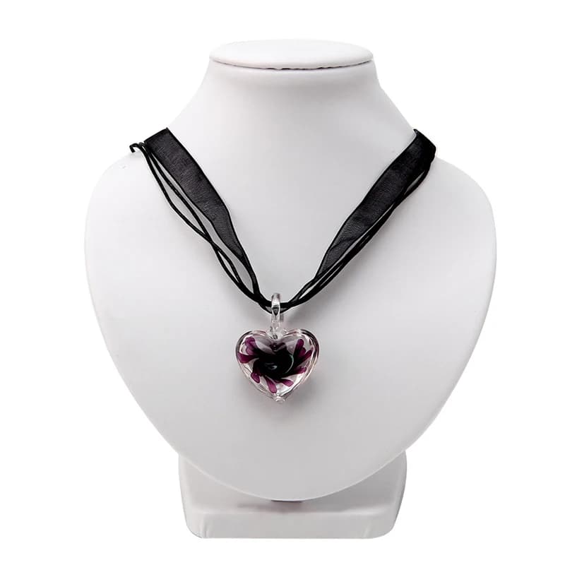 Collier avec pendentif en verre de Murano, chaîne avec ruban de fleurs en cœur violet