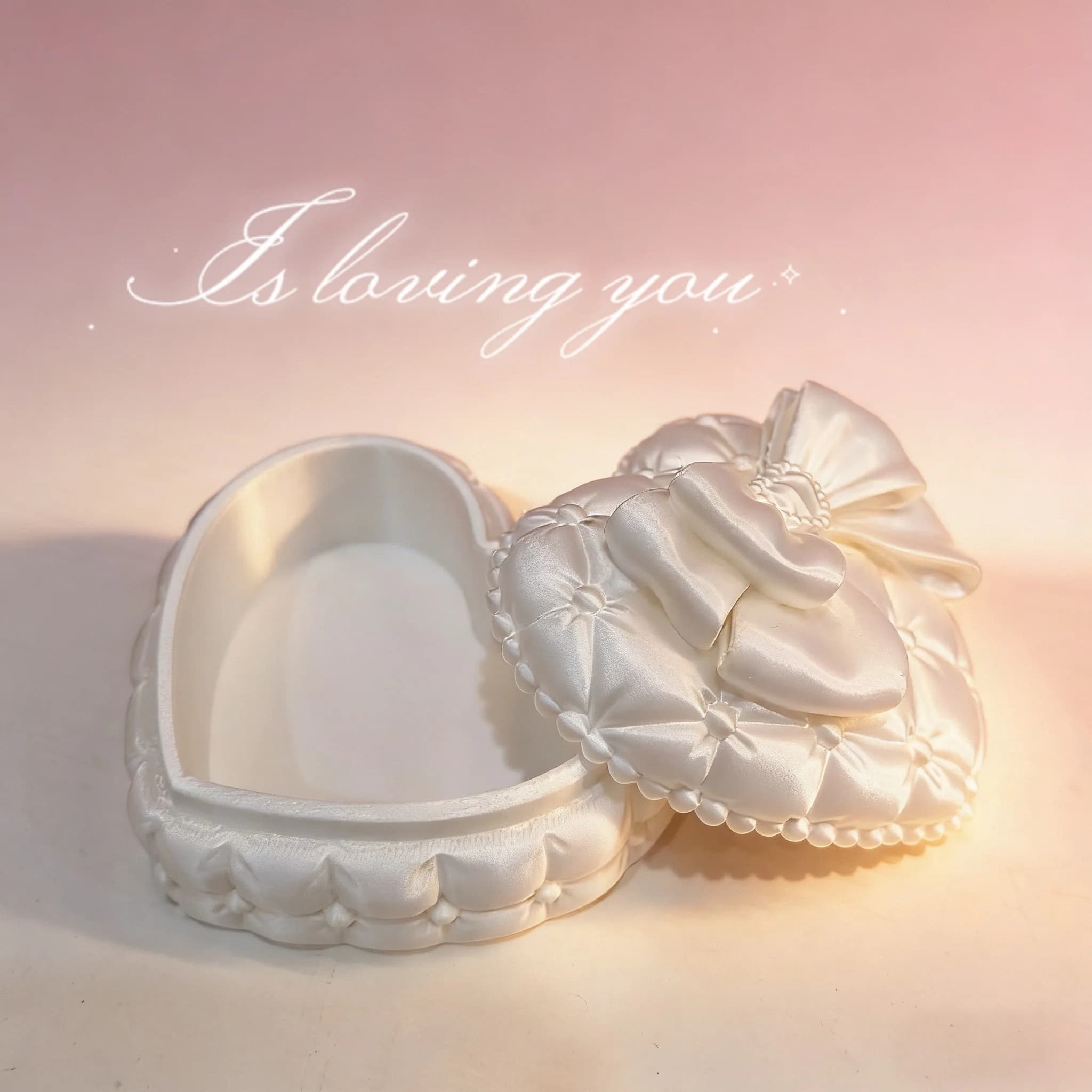 Boîte à bijoux en soie en forme de cœur avec nœud, style esthétique féminin, style Ins, organiseur de rangement exquis pour bibelots, cadeau pour femmes