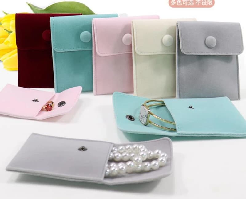 Pochette à bijoux en velours doux