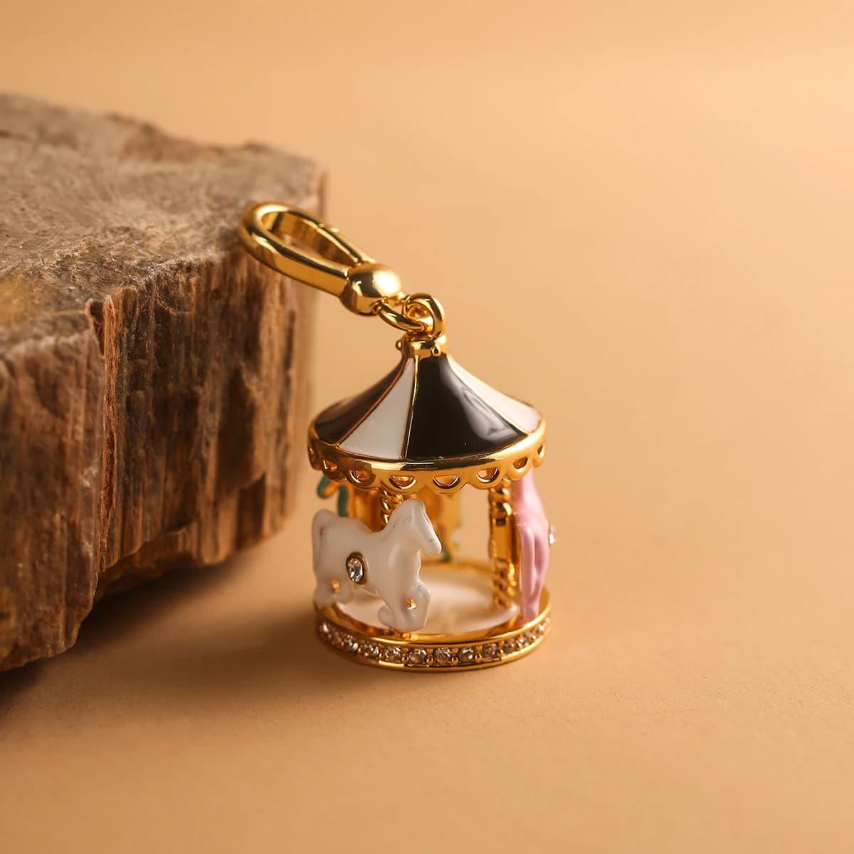 Collier avec pendentif carrousel coloré pour femmes, Niche à la mode, doux et Cool, bijoux de fête, porte-clés, cadeaux d'halloween, 1 pièce